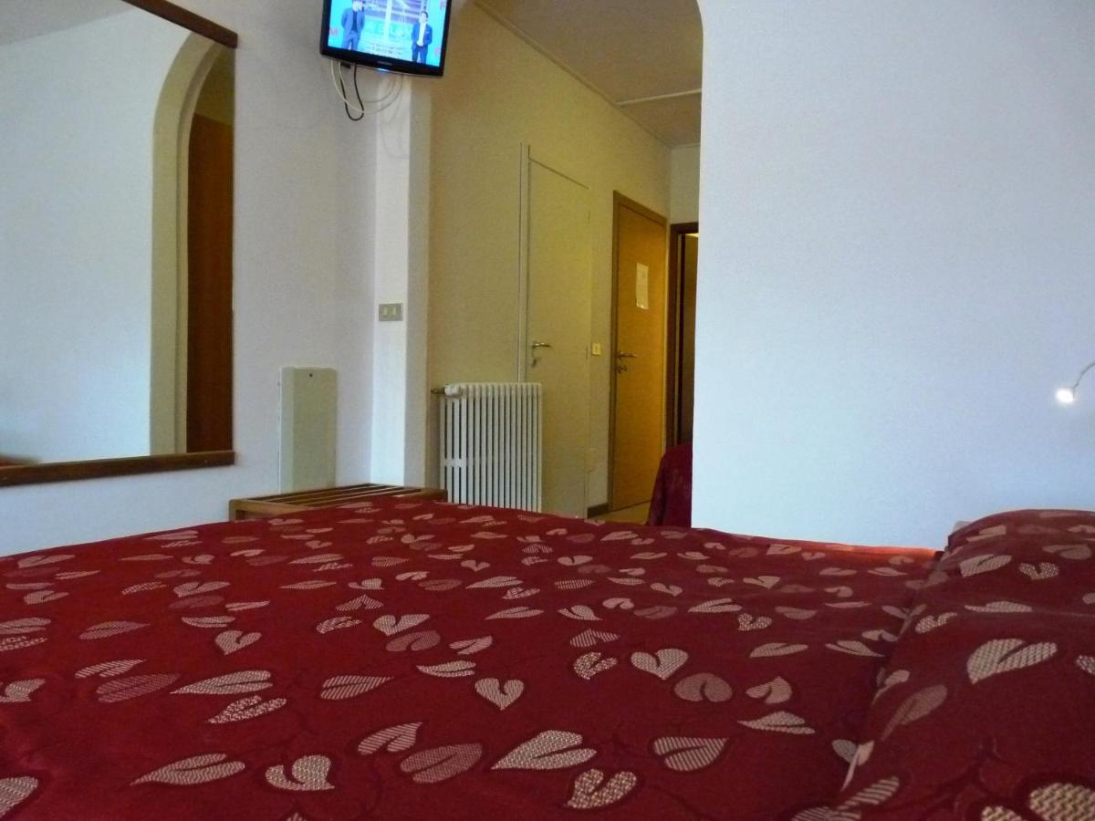 Hotel La Rosa Тельо Екстериор снимка