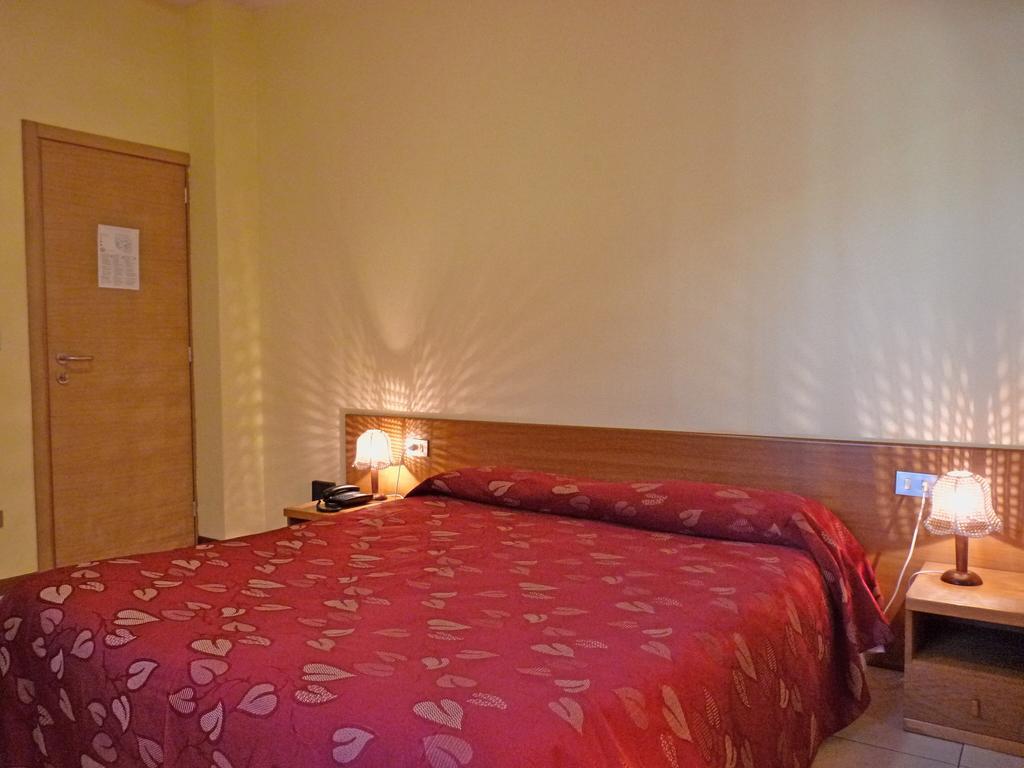 Hotel La Rosa Тельо Стая снимка