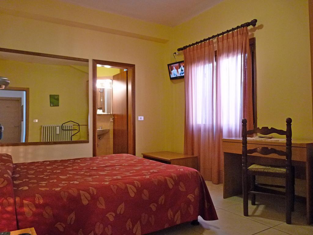 Hotel La Rosa Тельо Стая снимка