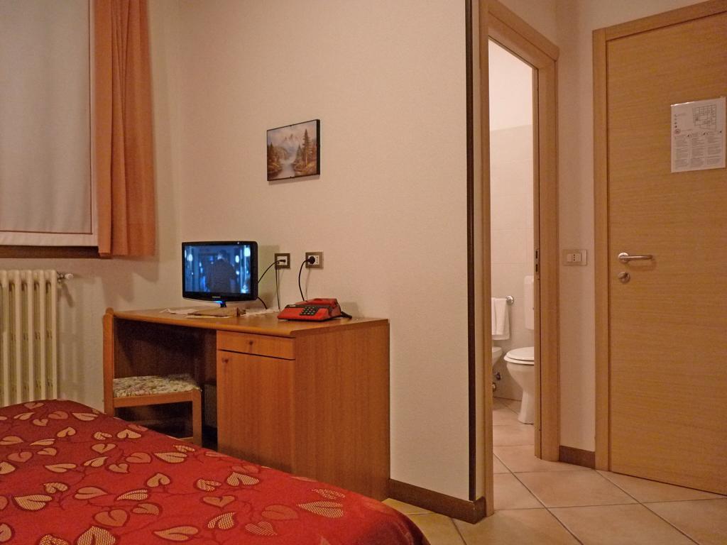 Hotel La Rosa Тельо Стая снимка