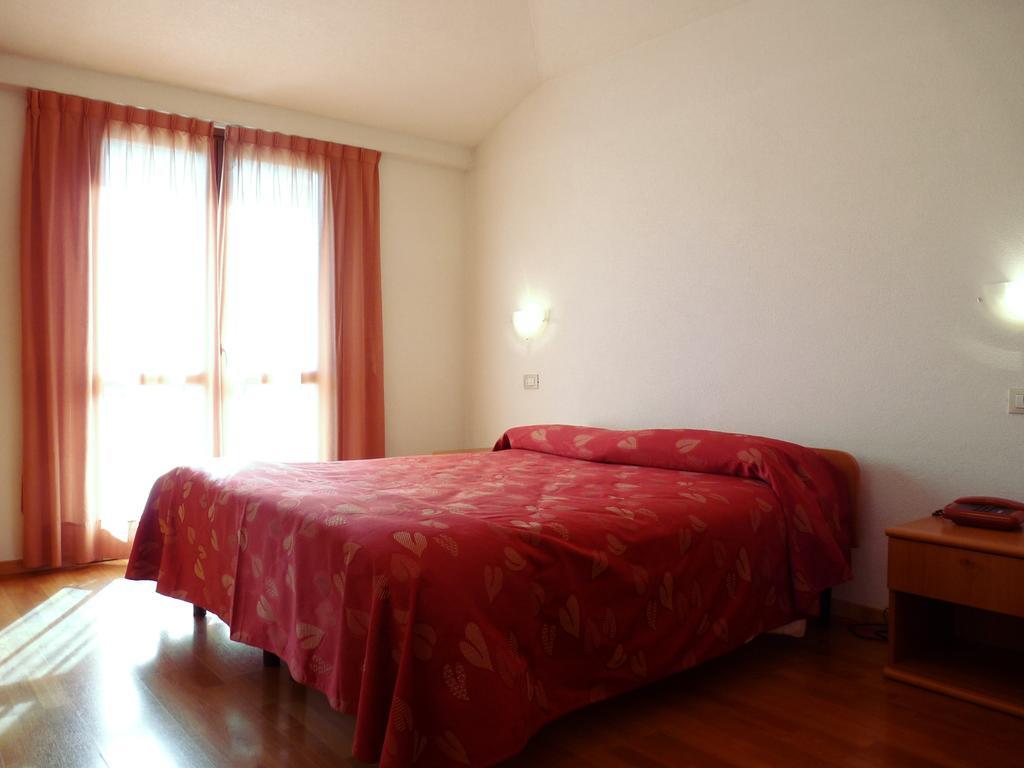 Hotel La Rosa Тельо Екстериор снимка