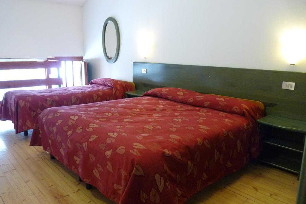 Hotel La Rosa Тельо Екстериор снимка