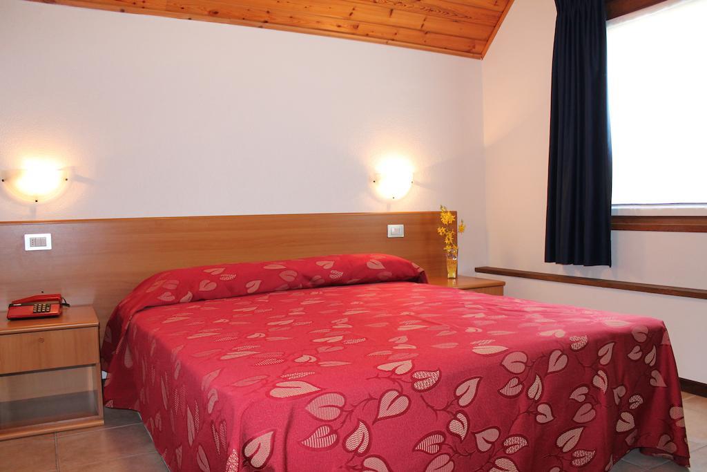 Hotel La Rosa Тельо Екстериор снимка