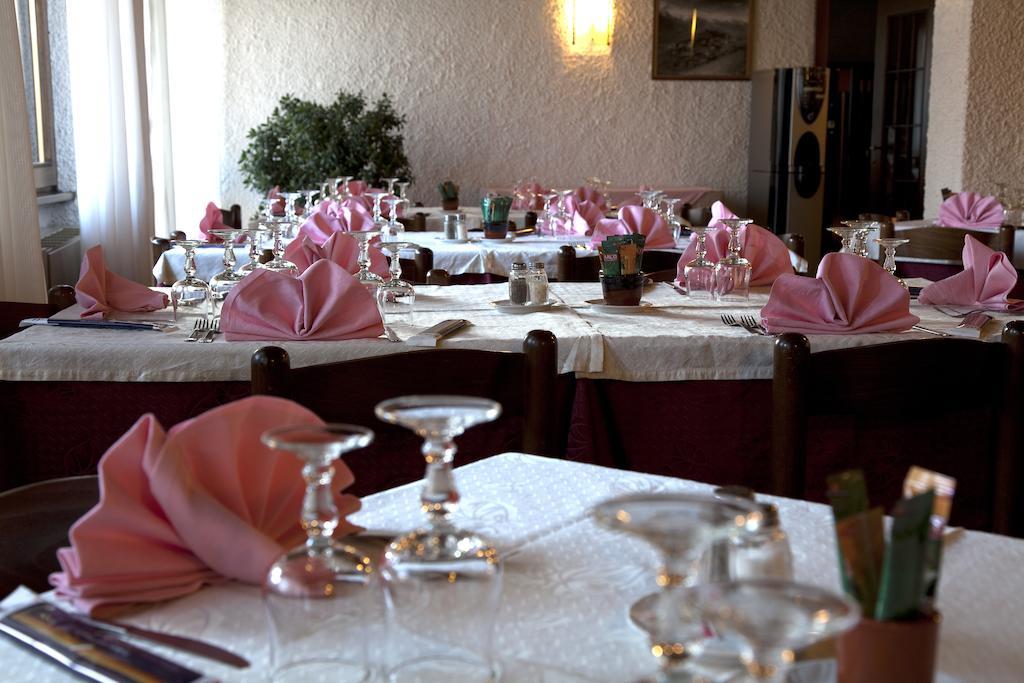 Hotel La Rosa Тельо Екстериор снимка