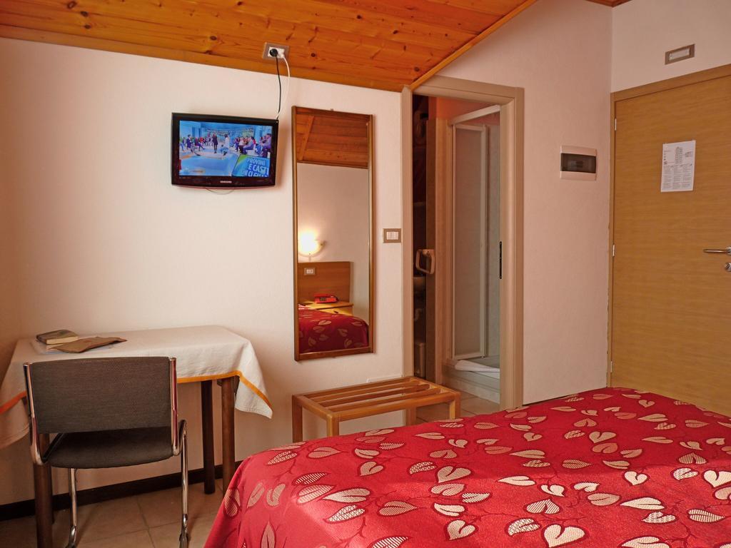 Hotel La Rosa Тельо Екстериор снимка