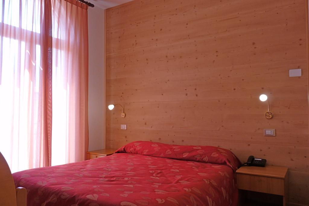 Hotel La Rosa Тельо Екстериор снимка
