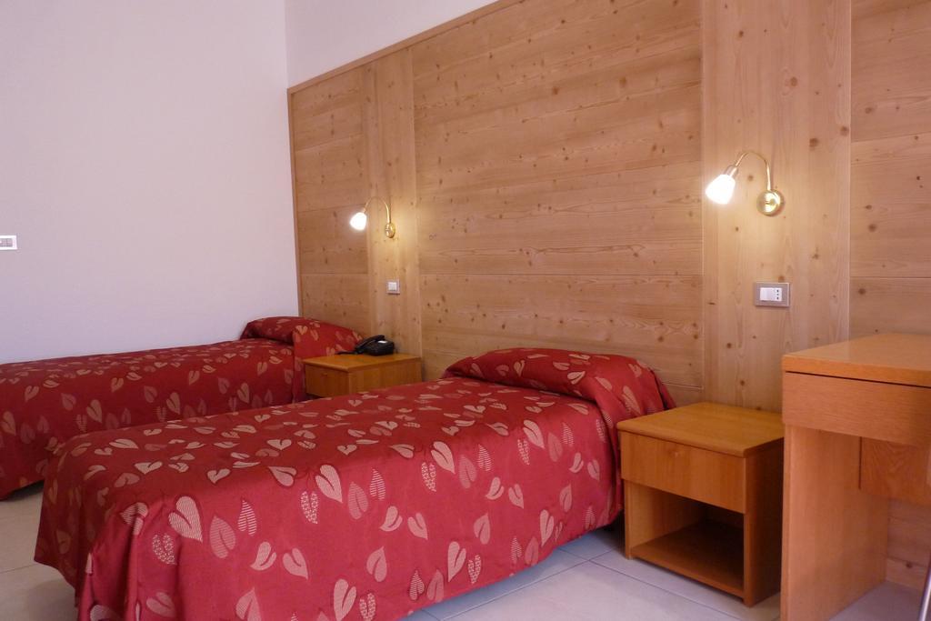 Hotel La Rosa Тельо Екстериор снимка