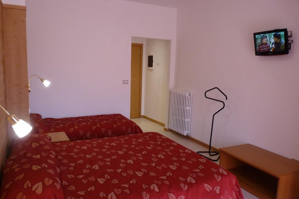 Hotel La Rosa Тельо Екстериор снимка