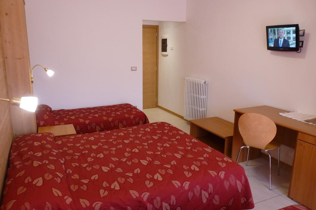 Hotel La Rosa Тельо Екстериор снимка