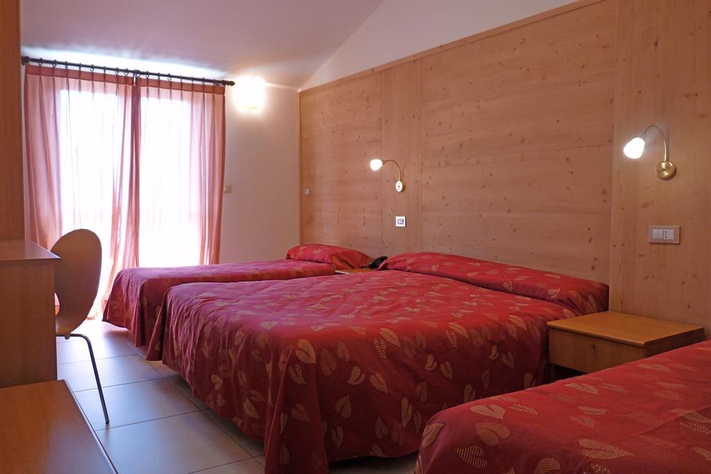 Hotel La Rosa Тельо Екстериор снимка